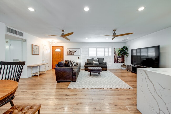 Building Photo - 3344 N 62nd Plz