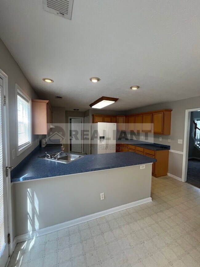 Building Photo - 2108 Heath Land Pl