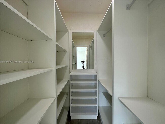 Building Photo - 912 NE 9th Ct