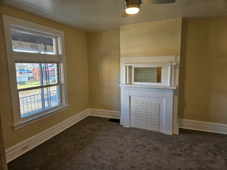 Building Photo - 1218A Valley St