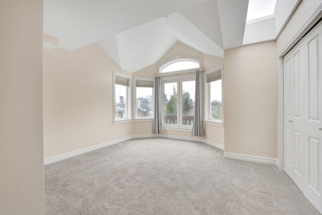 Building Photo - Rooftop Deck & Convenient Seattle Location