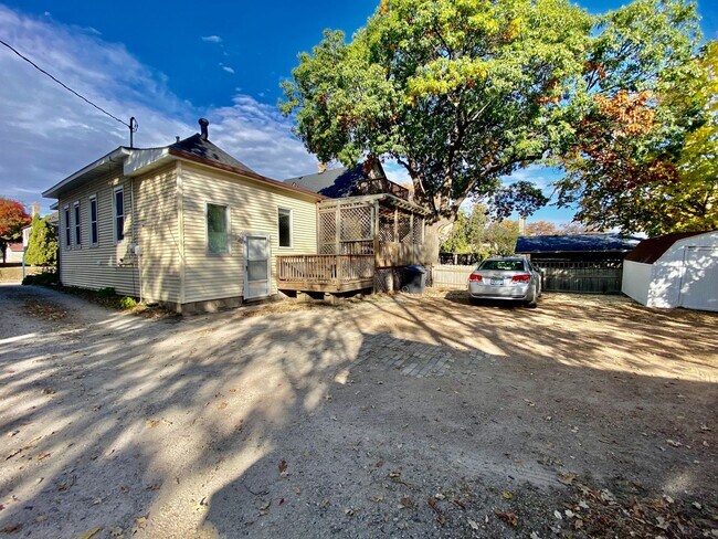 Building Photo - Awesome 4BD/3BA in prime Uptown! Remodeled w/ HGTV! Avail. May 1st!