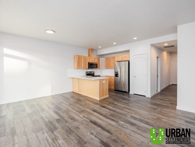 Building Photo - Woodlawn Duplex