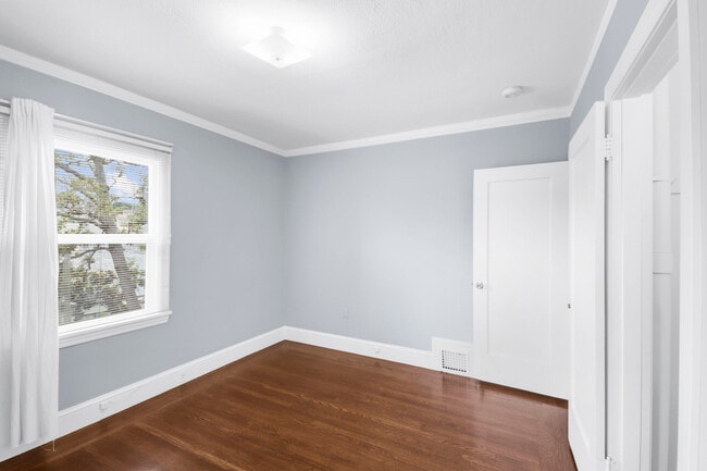 Building Photo - 733 Grosvenor Pl