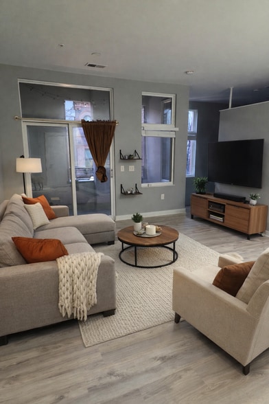 Building Photo - 1150 Vine St