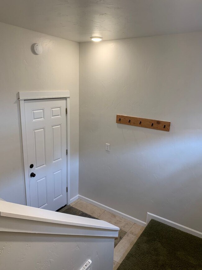 Building Photo - Studio in Downtown Bend with Garage