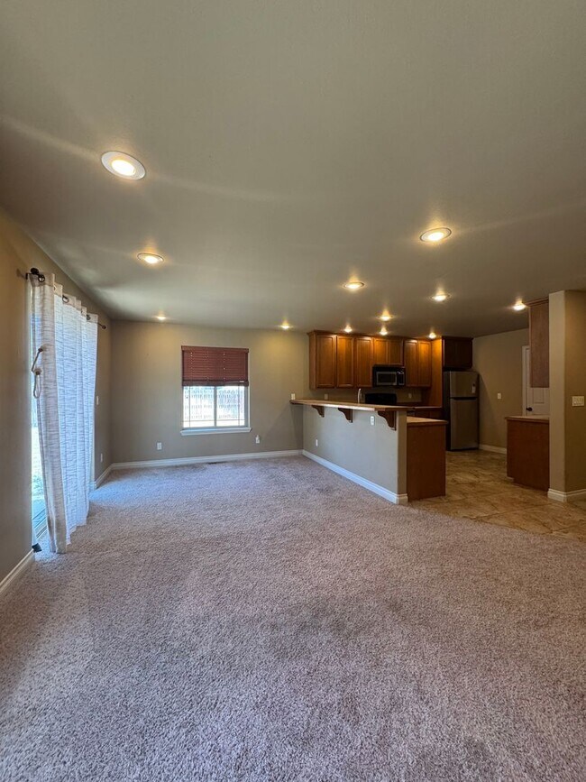Building Photo - 605 Tamarack St