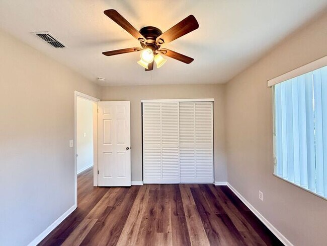 Building Photo - Cute 3/2 Home in Deltona!