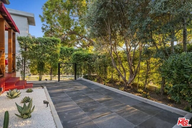 Building Photo - 362 Westbourne Dr