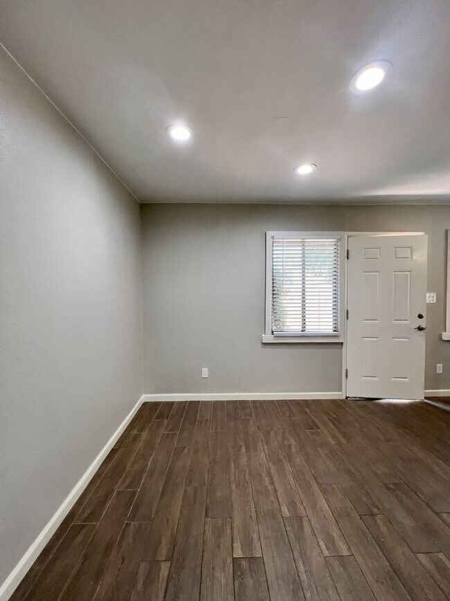 Building Photo - UPDATED 2 story townhome FOR RENT  **SAVE ...