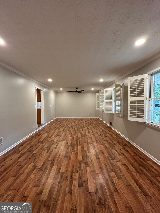 Building Photo - 115 Peyton Rd SW