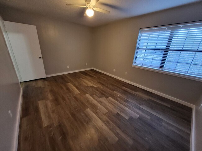 Building Photo - 2 Bedroom 1.5 Bathroom Townhouse in Norman with granite countertops and central heat and air