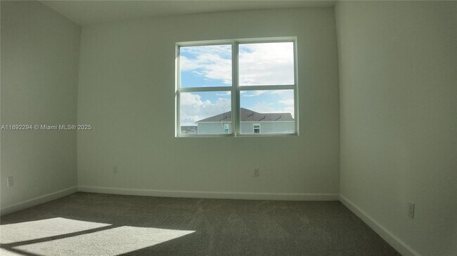 Building Photo - 830 SE grovebush Ln