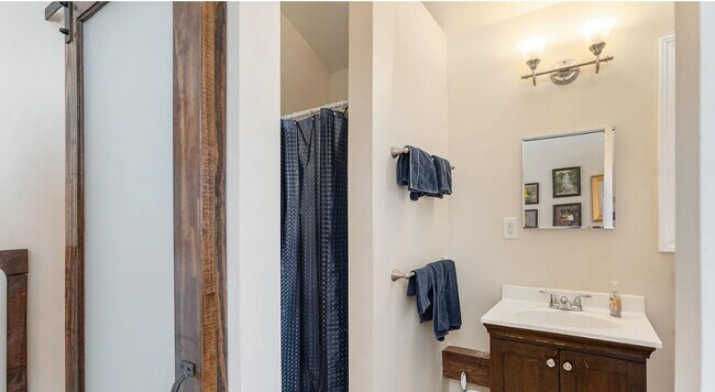 Building Photo - 479 Probart St