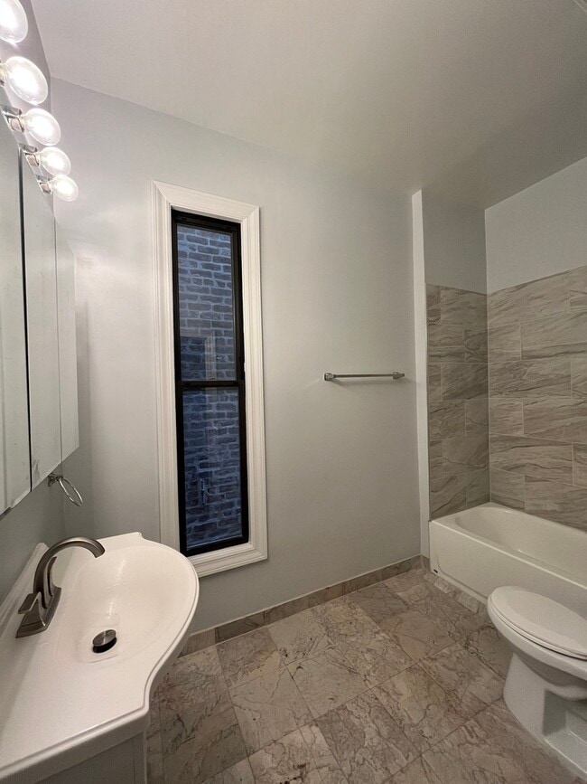 Building Photo - 2437 W Lexington St