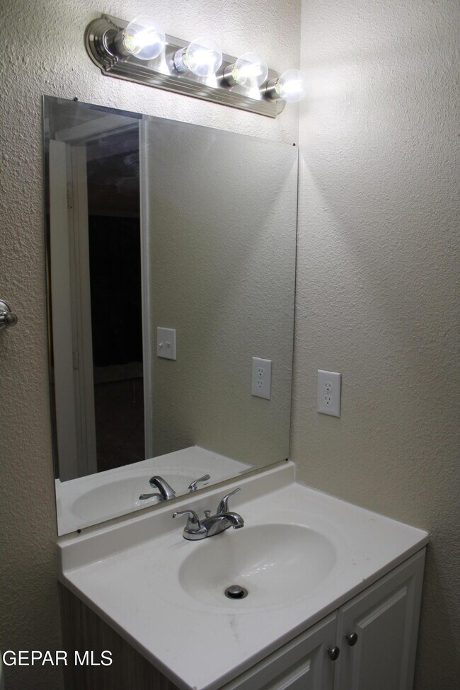 Building Photo - 11724 Jennifer Dr