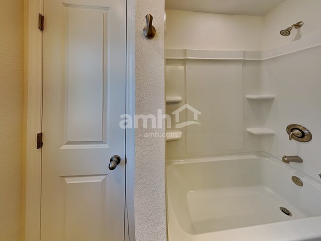 Building Photo - 914 Heavenly Dr