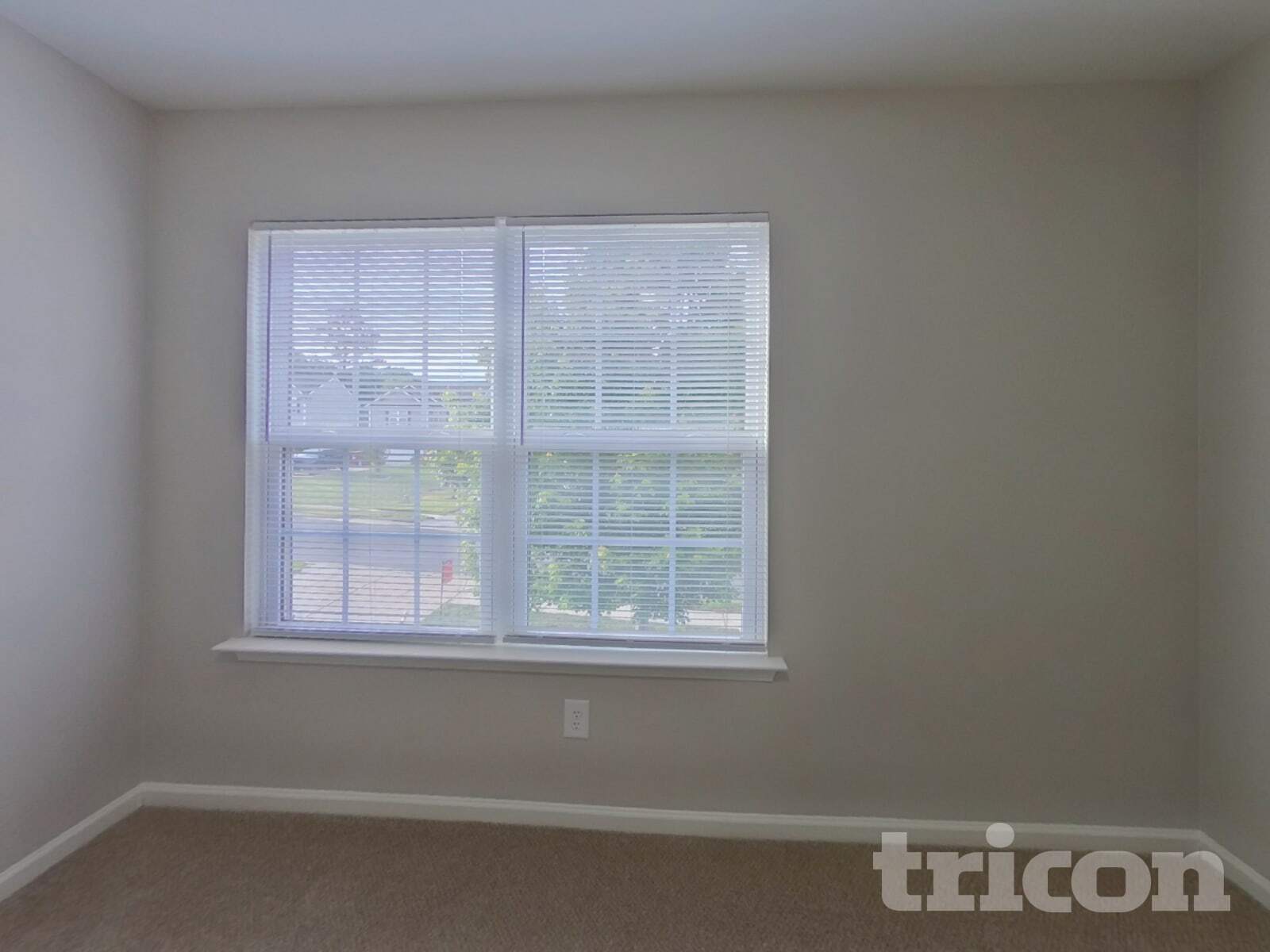Building Photo - 2092 Roscommon Dr