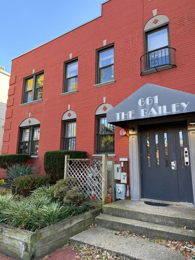 Building Photo - 661 Morris Pl NE