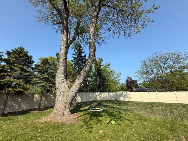 Building Photo - 2055 Walnut Cir
