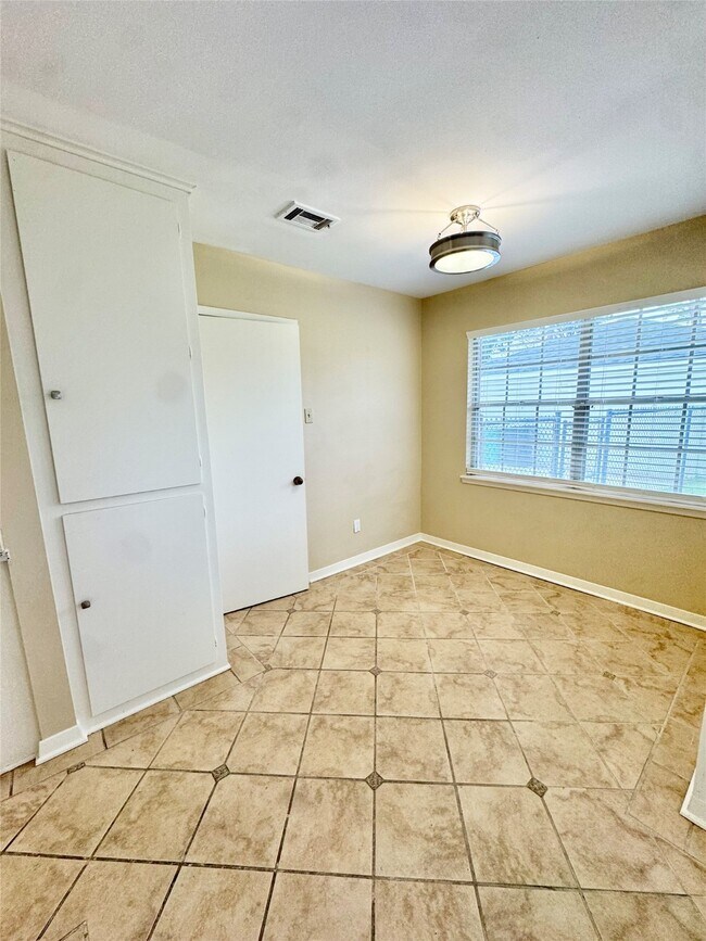 Building Photo - 8218 Edgemoor Dr