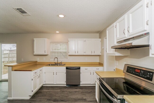 Building Photo - Recently updated-4 Bedroom house located about 11  miles from Randolph Air Force Base