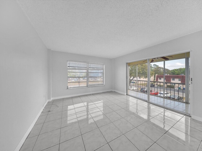 Building Photo - 4156 Inverrary Dr