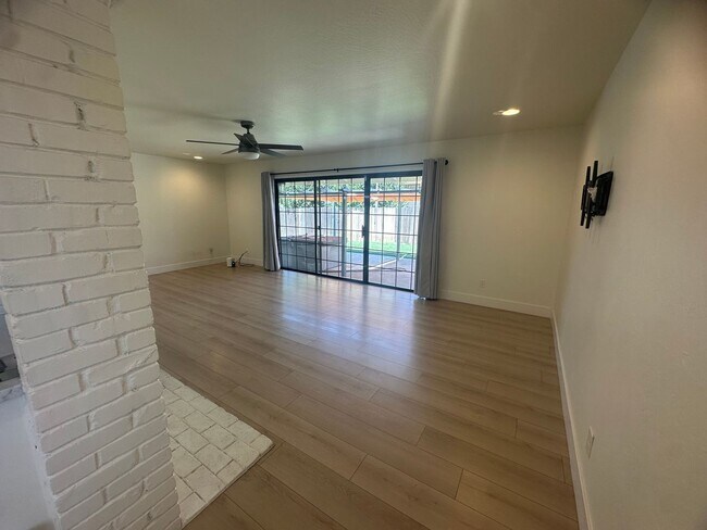 Building Photo - 9101 Rosewood Dr