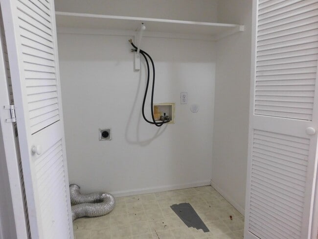 Building Photo - ONE MONTH FREE RENT!