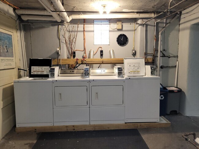 Building Photo - Two Bedroom Condo with Bonus Room in Shadyside