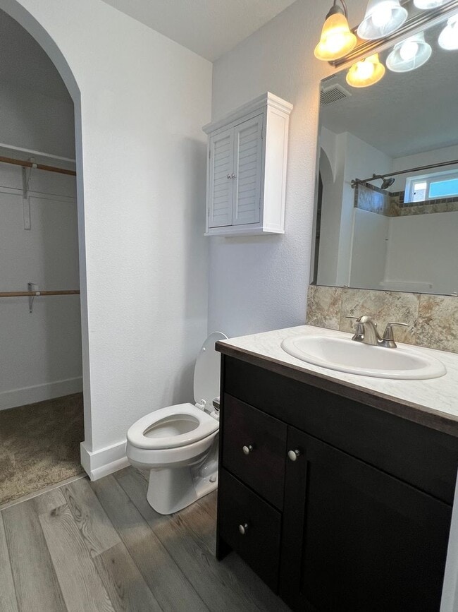 Building Photo - Great Updated Home