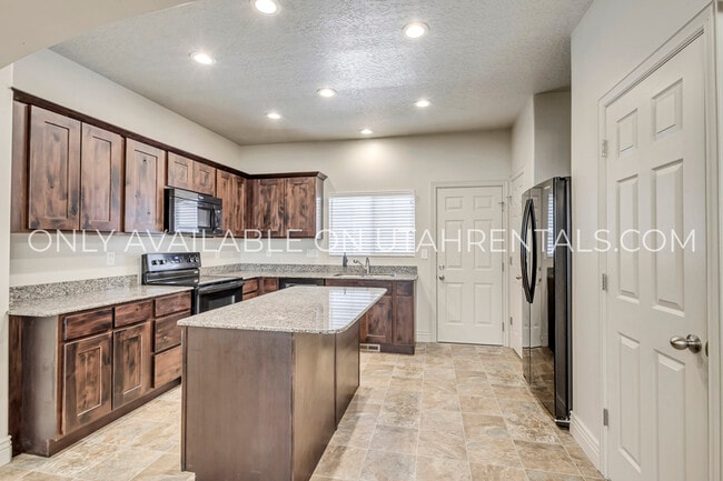 Building Photo - 21 E 8330 S