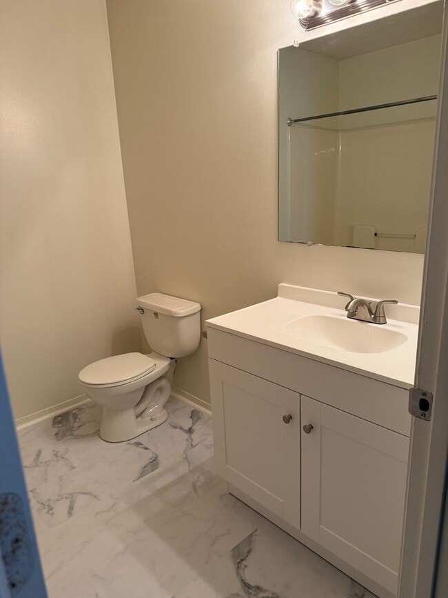 Building Photo - 3 Bedroom/2.5 Bath Townhome