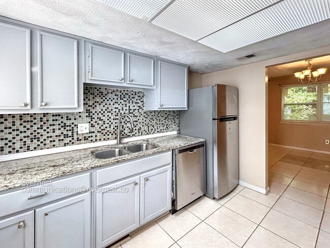 Building Photo - 925 Pine Oak Trail