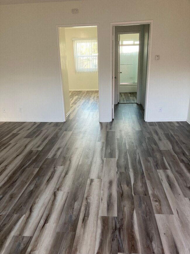 SINGLE MAIN ROOM - 10535 National Blvd