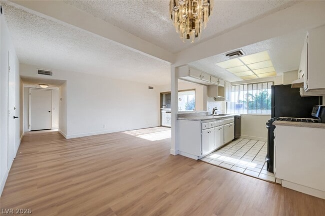 Building Photo - 1405 Vegas Valley Dr