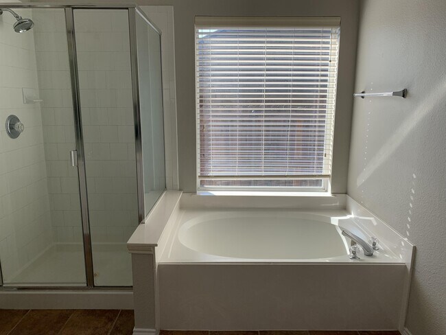 Building Photo - 3626 English Oak Dr