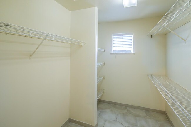 Building Photo - 1542 E Alluvial Ave