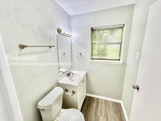 Building Photo - Limited Time Special Offer / 3 Bed, 2 Bath Home with Garage / Pet-Friendly / Available Now!
