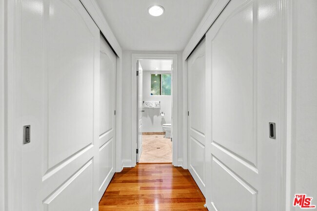 Building Photo - 851 Kings Rd
