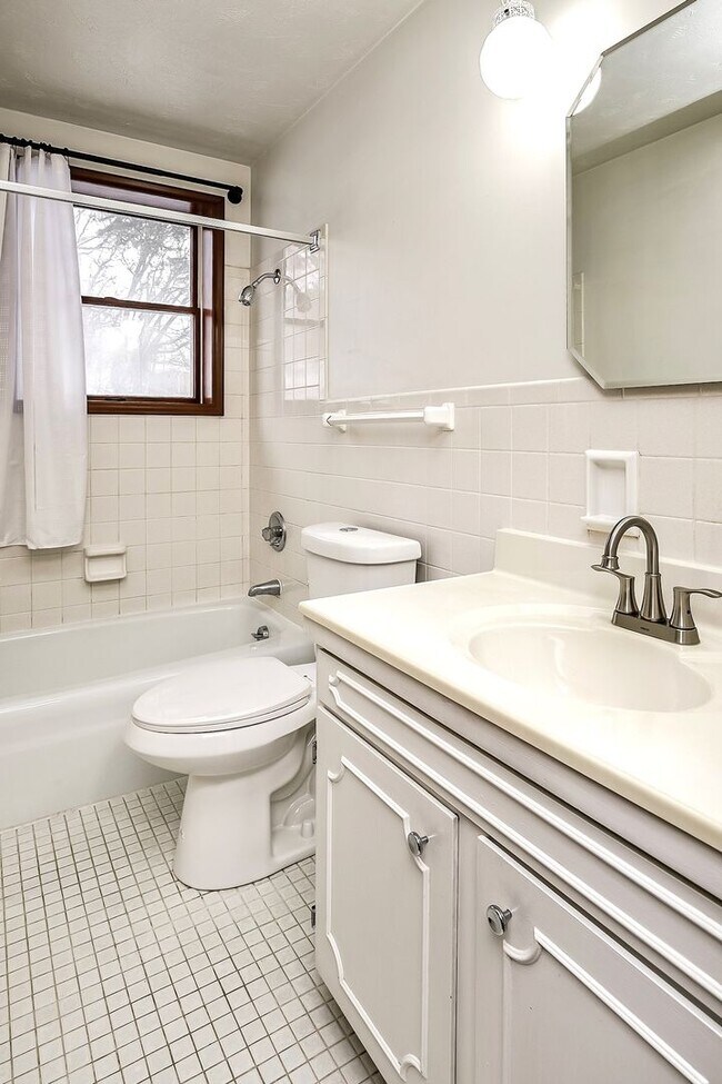 Building Photo - 1-Bed and 1-Bath Apartment Available!