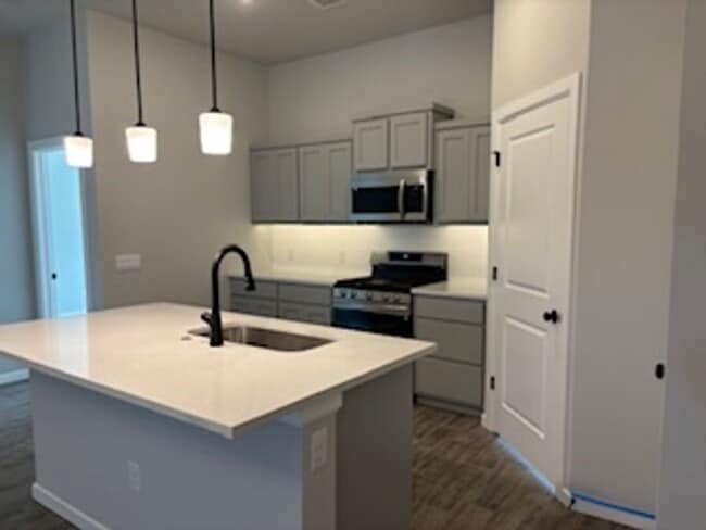 Building Photo - Stunning New Home