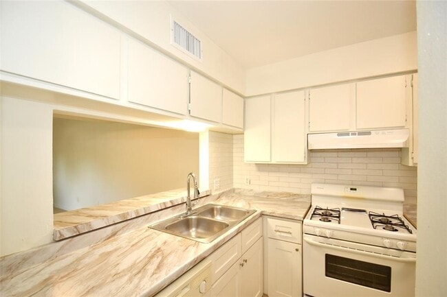 Building Photo - 1202 Southport Dr
