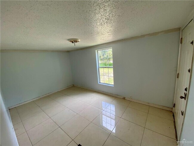 Building Photo - 14 Rd Runner St