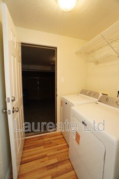 Building Photo - 10027 Idalia St