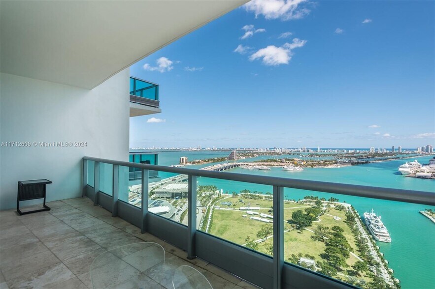 Building Photo - 900 Biscayne