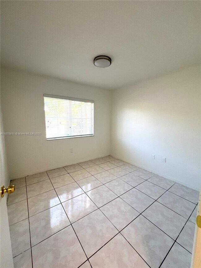Building Photo - 1240 SE 28th Ct