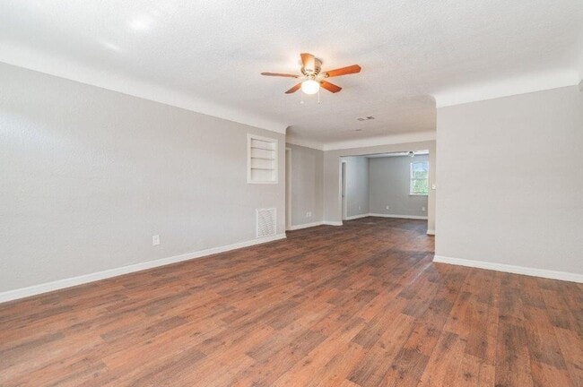 Building Photo - PRICE JUST REDUCED 3/2/1 1389 Sq. Ft. on a...