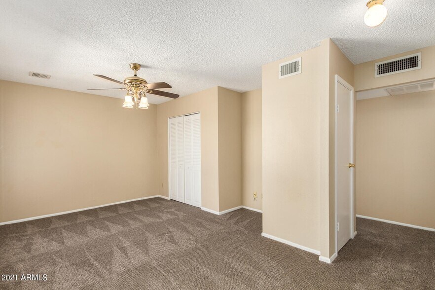 Building Photo - 3106 S Los Feliz Dr
