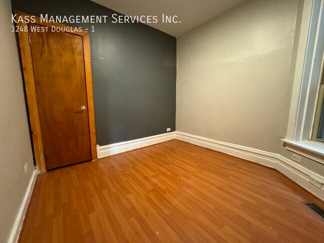 Building Photo - Douglas Boulevard,  Spacious 4 bed 2 bath,...